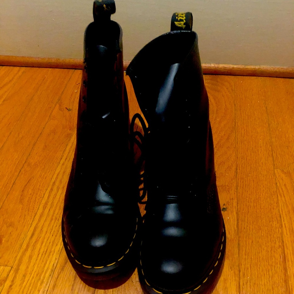 Dr. Martens Women’s 1460 Smooth